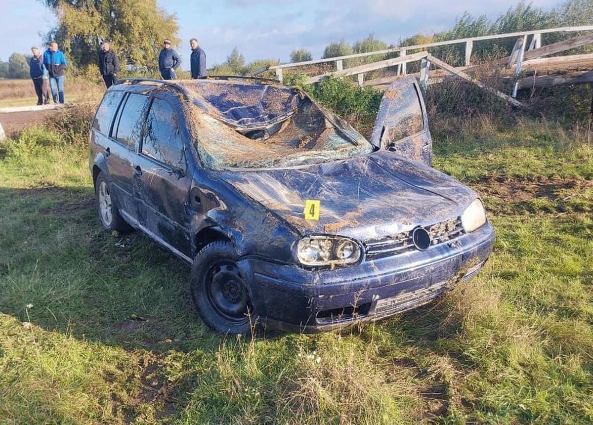 З річки на Рівненщині витягнули Volkswagen Golf з мертвим 24-річним водієм