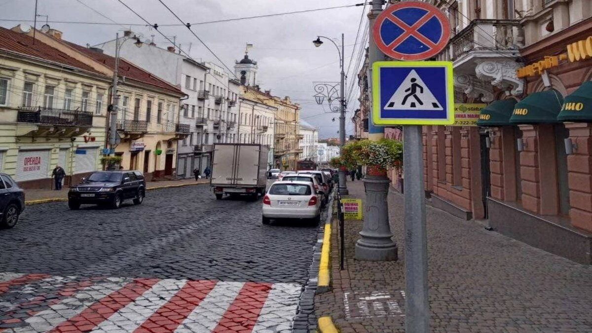 На центральній вулиці Чернівців заборонили паркуватись