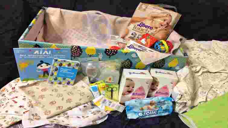 У пологових будинках по всій Україні знову видаватимуть пакунки малюка