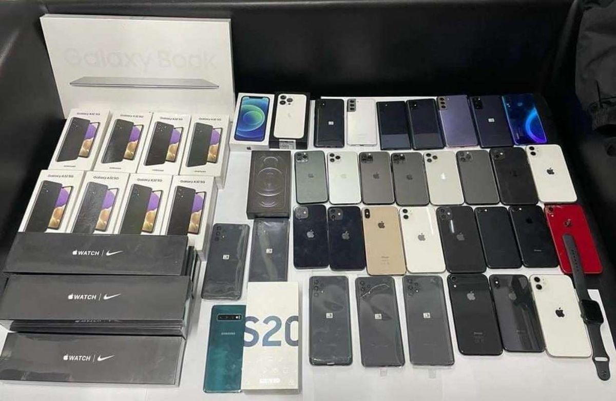Закарпатські митники вперше вилучили на кордоні нові iPhone 13