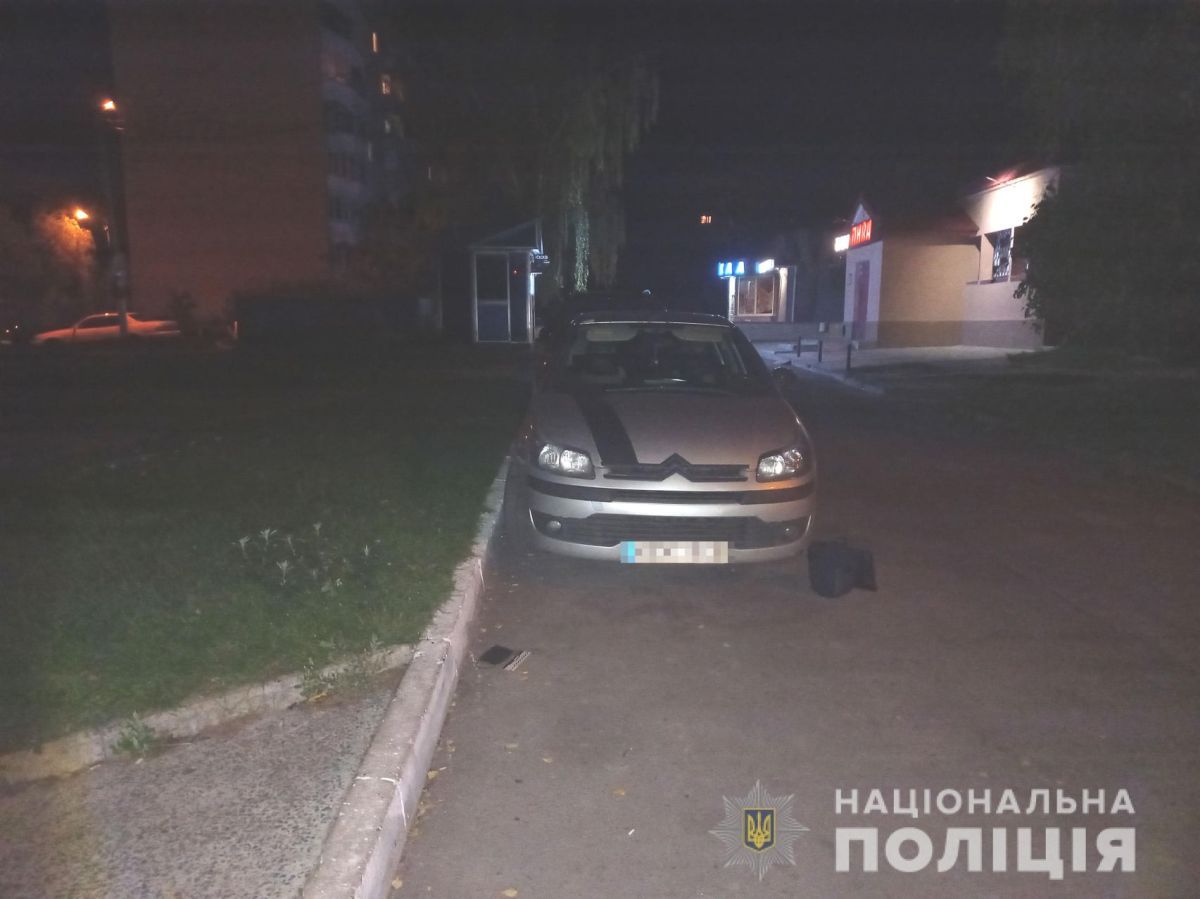 На околиці Рівного невідомий ножем поранив дівчину з вадами слуху