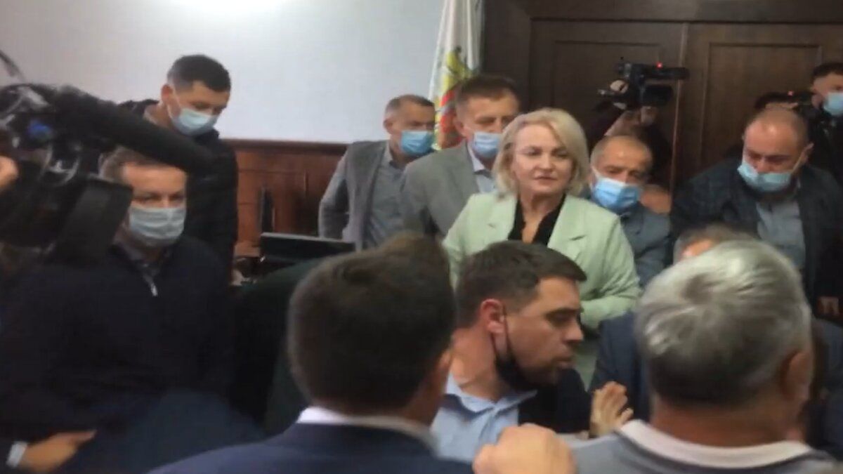 Під час сесії міськради у Чернівцях вдруге виникла бійка з депутатами