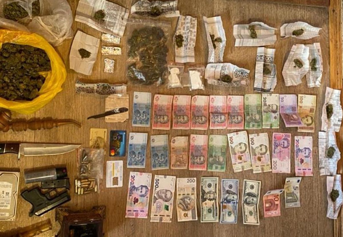 У 44-річного мешканця Жидачева вилучили наркотики та зброю