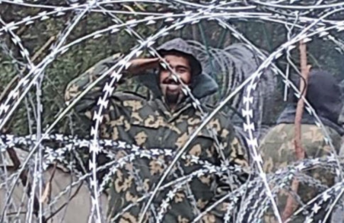 Польські прикордонники заявили, що Білорусь роздає нелегалам військову форму