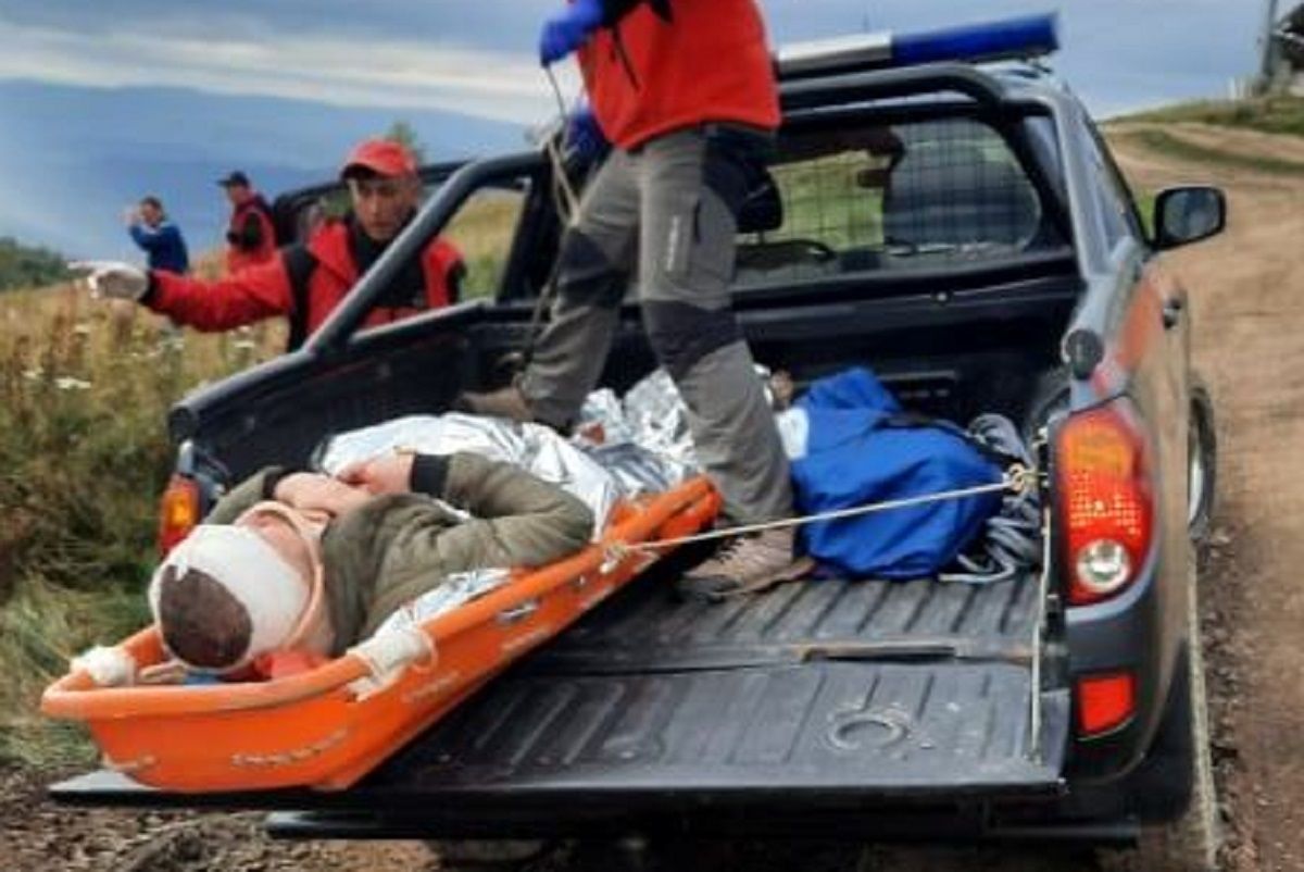У горах біля Волосянки перекинувся УАЗ з сімома туристами