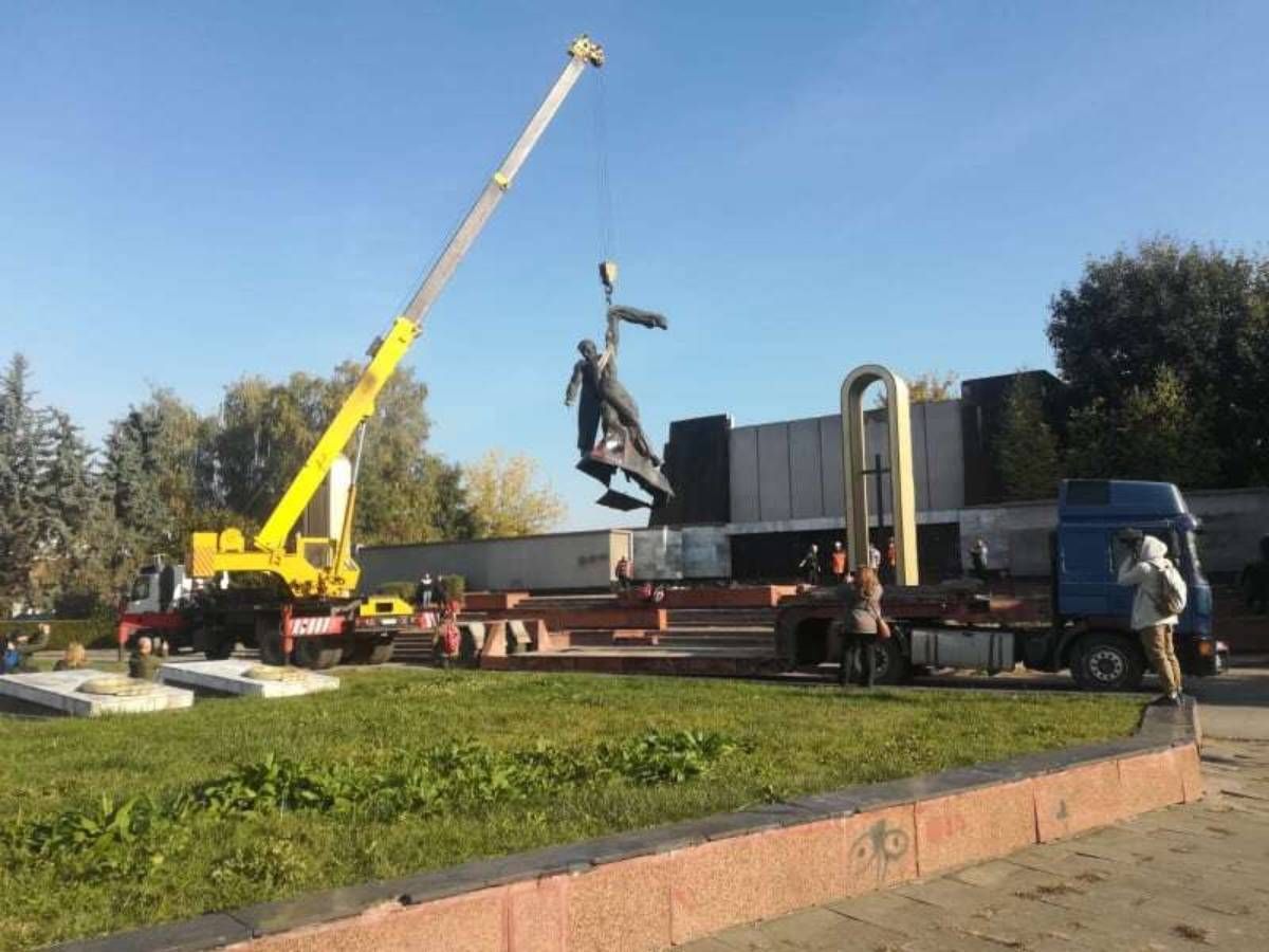 У Коломиї демонтували пам'ятник радянському солдату