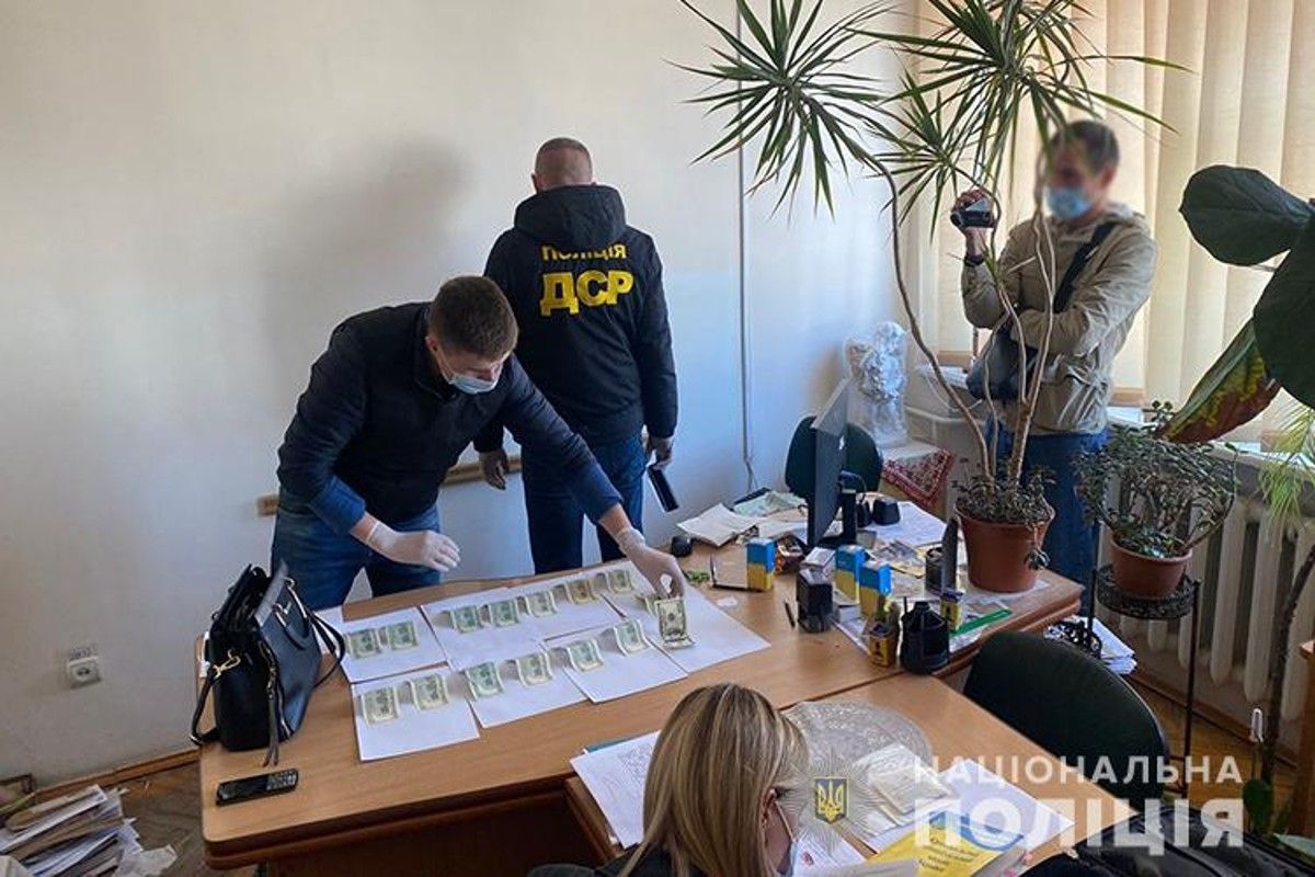 У Підгайцях лікарка вимагала $1500 за довідку про непридатність до армії