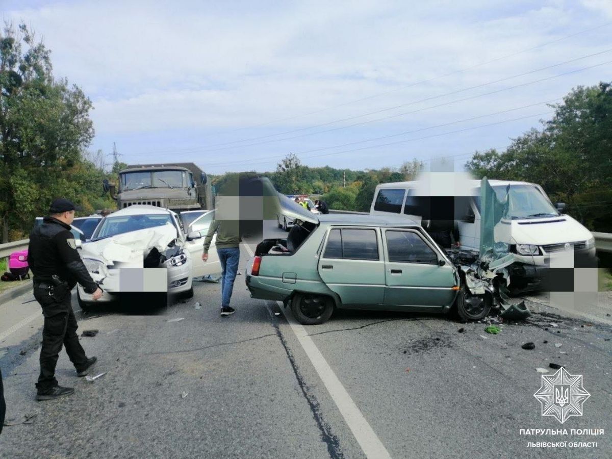 На об'їзній Львова зіткнулись чотири автомобілі
