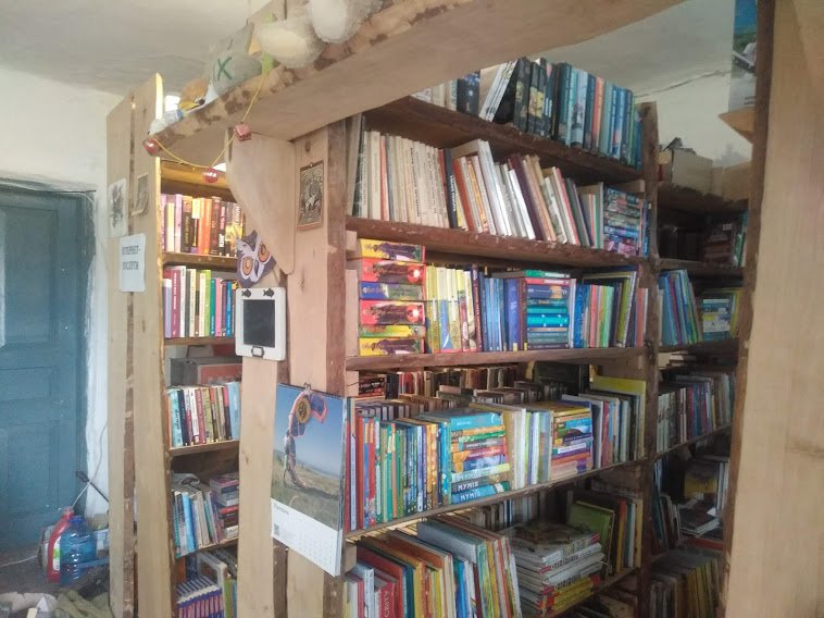 Бібліотека у селі, яку облаштували Олійники