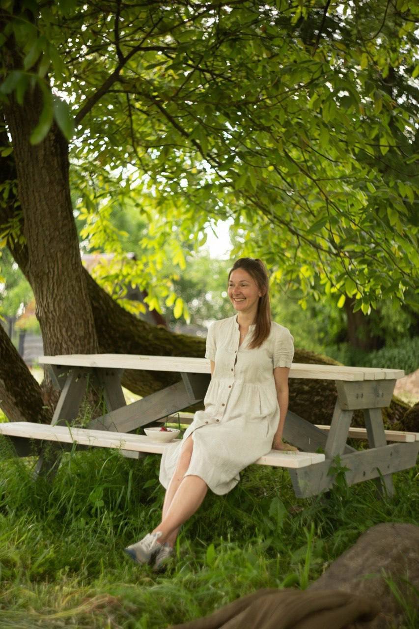 Під старим горіхом Руслан поставив стіл із лавками