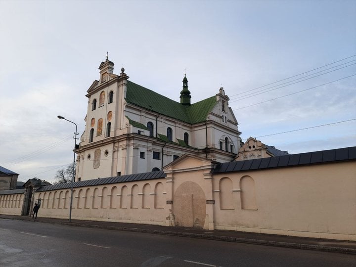 Колишній костел стояв при в'їзді в місто зі сходу, тому мав оборонний мур і вежі