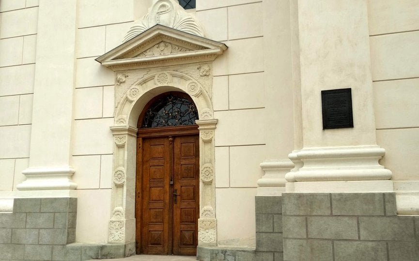 Храм перебудували на початку XX ст, цей портал залишився з часів ренесансу