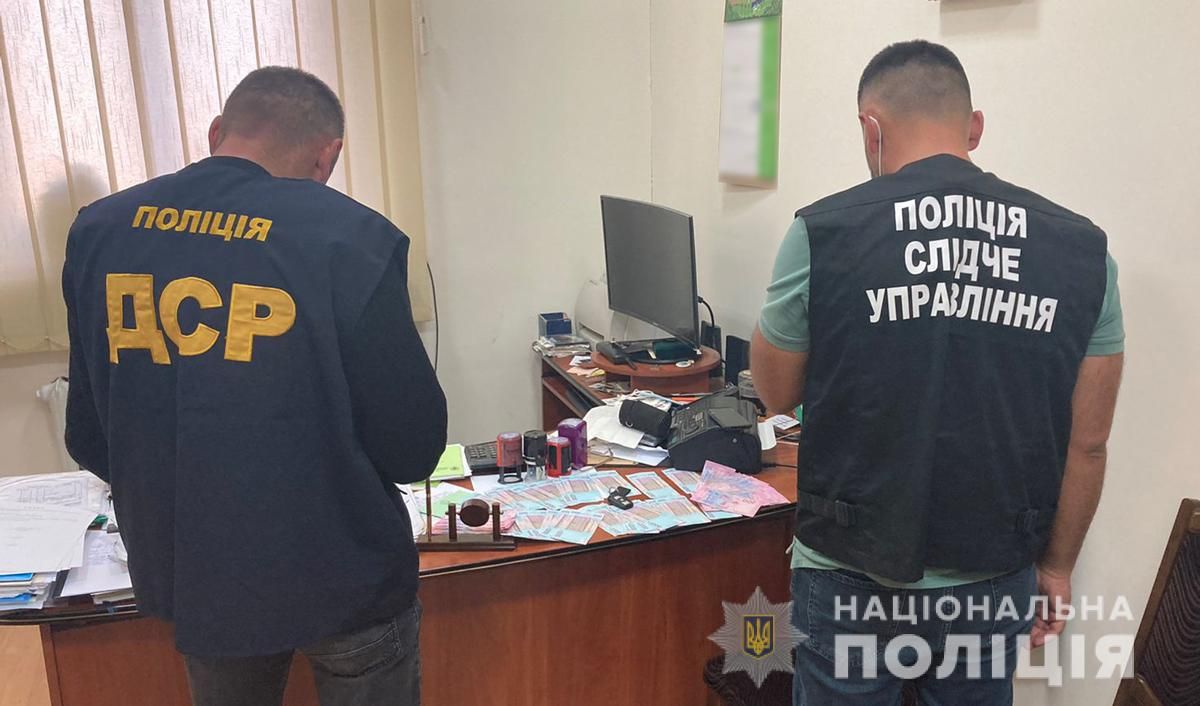 У Чернівцях на хабарі 30 тис. грн затримали двох керівників профспілок