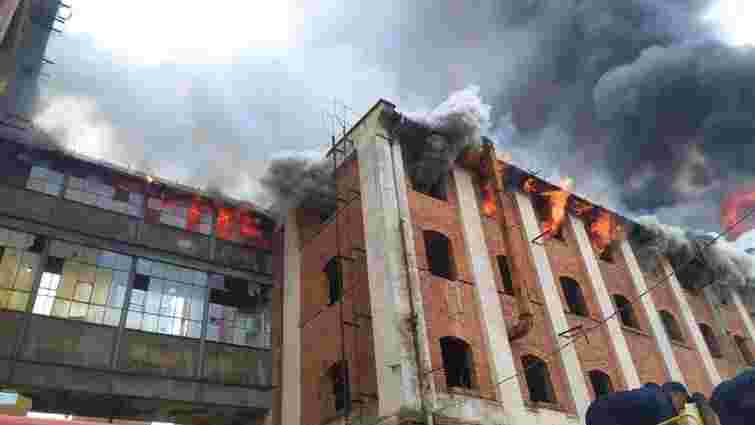 У Мукачеві сталася масштабна пожежа на території заводу