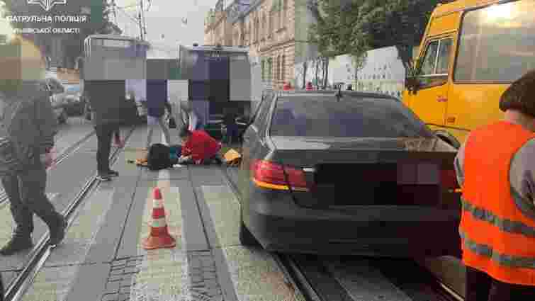 Mercedes збив жінку з двома дітьми на пішохідному переході у Львові 