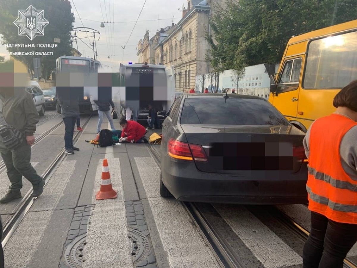 Mercedes збив жінку з двома дітьми на пішохідному переході у Львові 