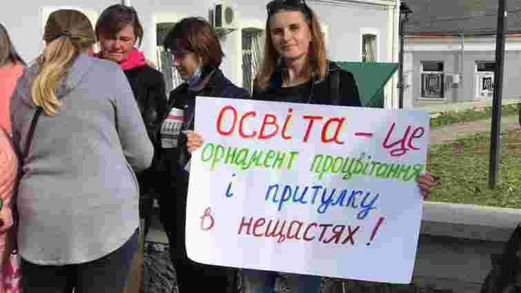 У Кременці вчителі вийшли на протест через скорочення і борги із зарплати