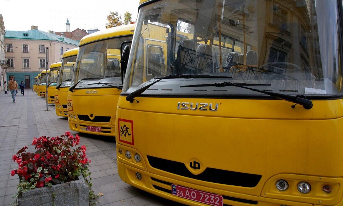 Громадам Львівщини закупили 23 нові шкільні автобуси