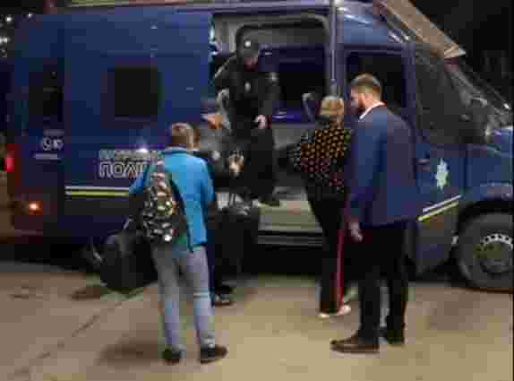 Катерину Осадчу привезли на львівський вокзал у спецавтомобілі з сиреною