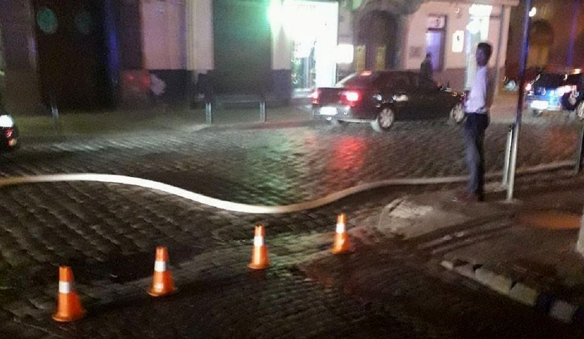 Через пожежу у підвалі будинку у центрі Львова перекрили рух транспорту
