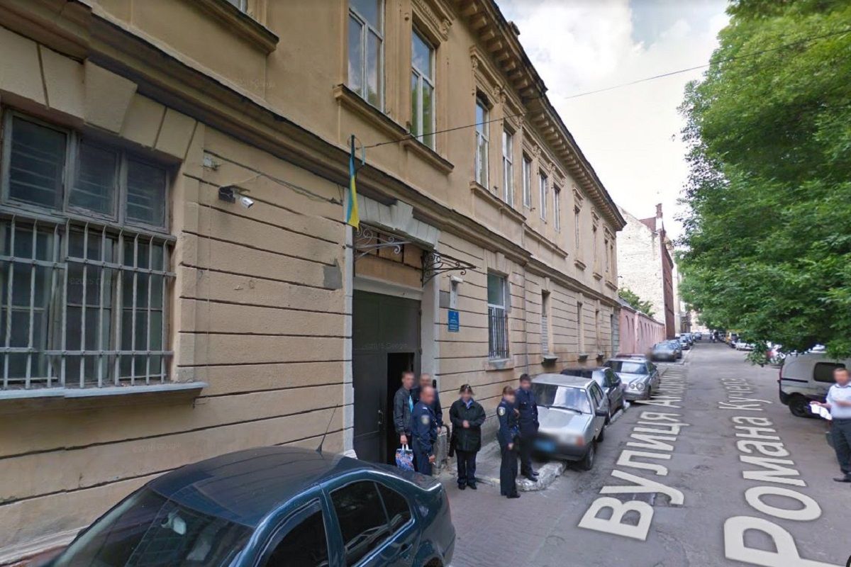 Львівський реабілітолог розбив чотири авто поліції і справив нужду під відділком