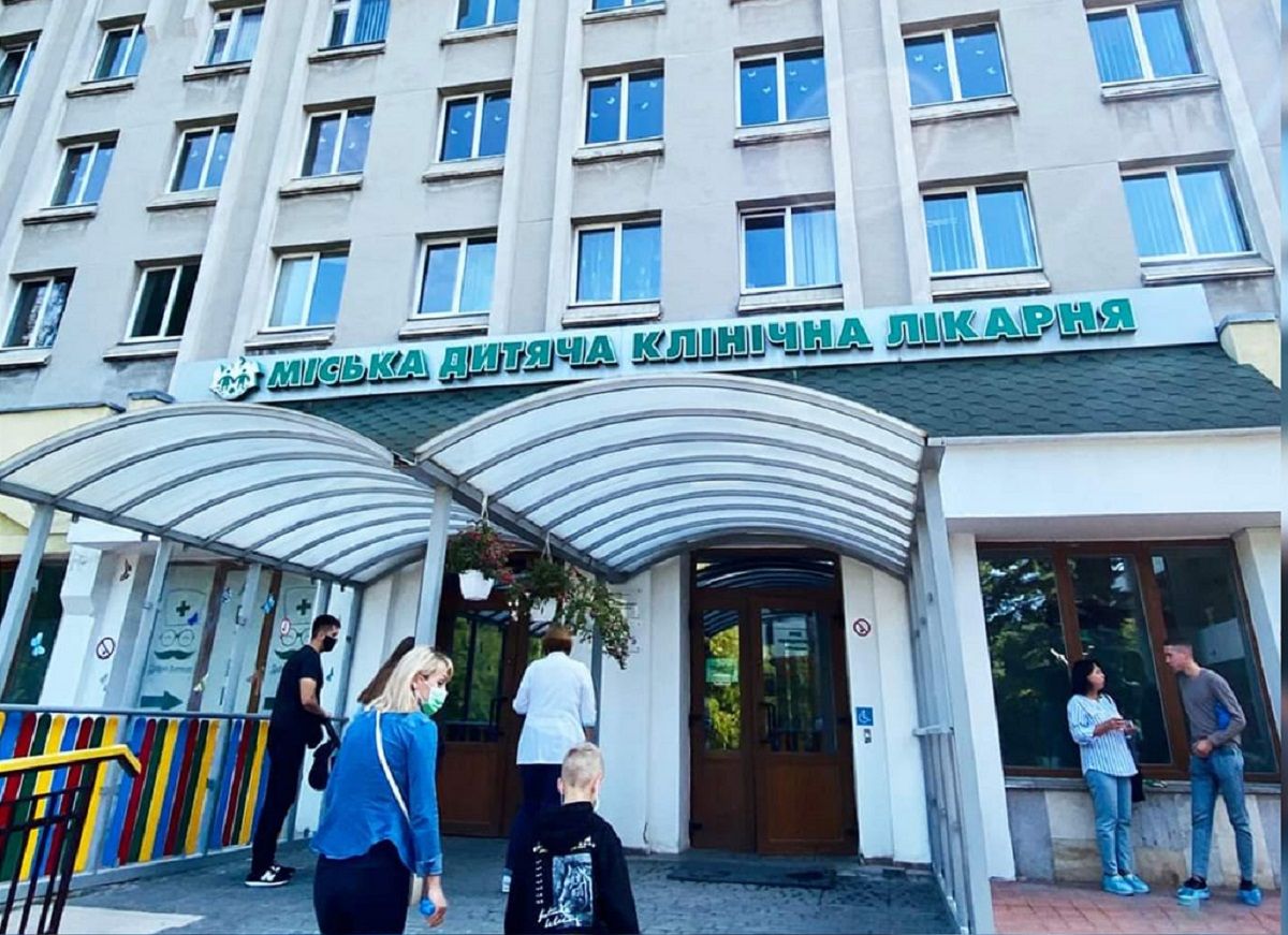 Львівські дитячі урологи прооперували триденну дитину з рідкісною патологією
