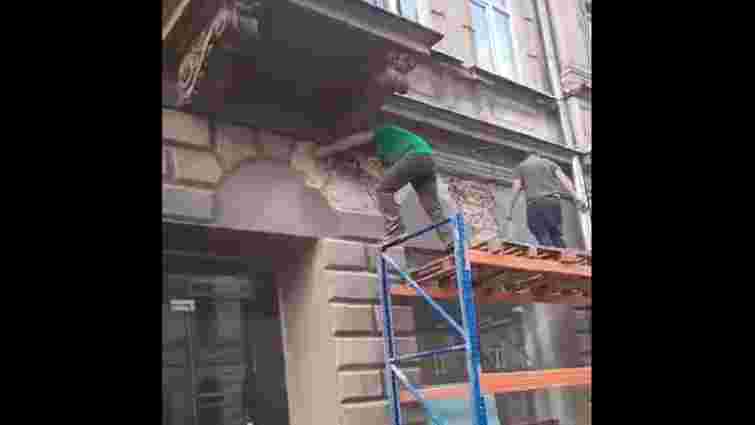 Мережа аптек вирішила самовільно відновити історичний вигляд будинку у Львові