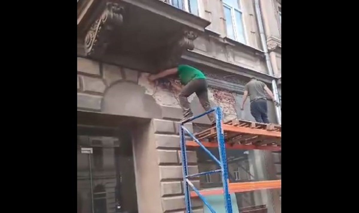 Мережа аптек вирішила самовільно відновити історичний вигляд будинку у Львові