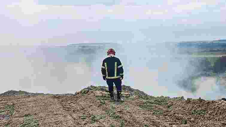 На Тернопільщині пожежники врятували ліс від вогню зі сміттєзвалища
