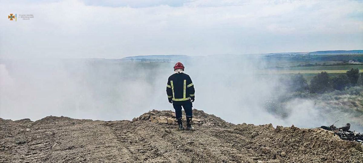 На Тернопільщині пожежники врятували ліс від вогню зі сміттєзвалища