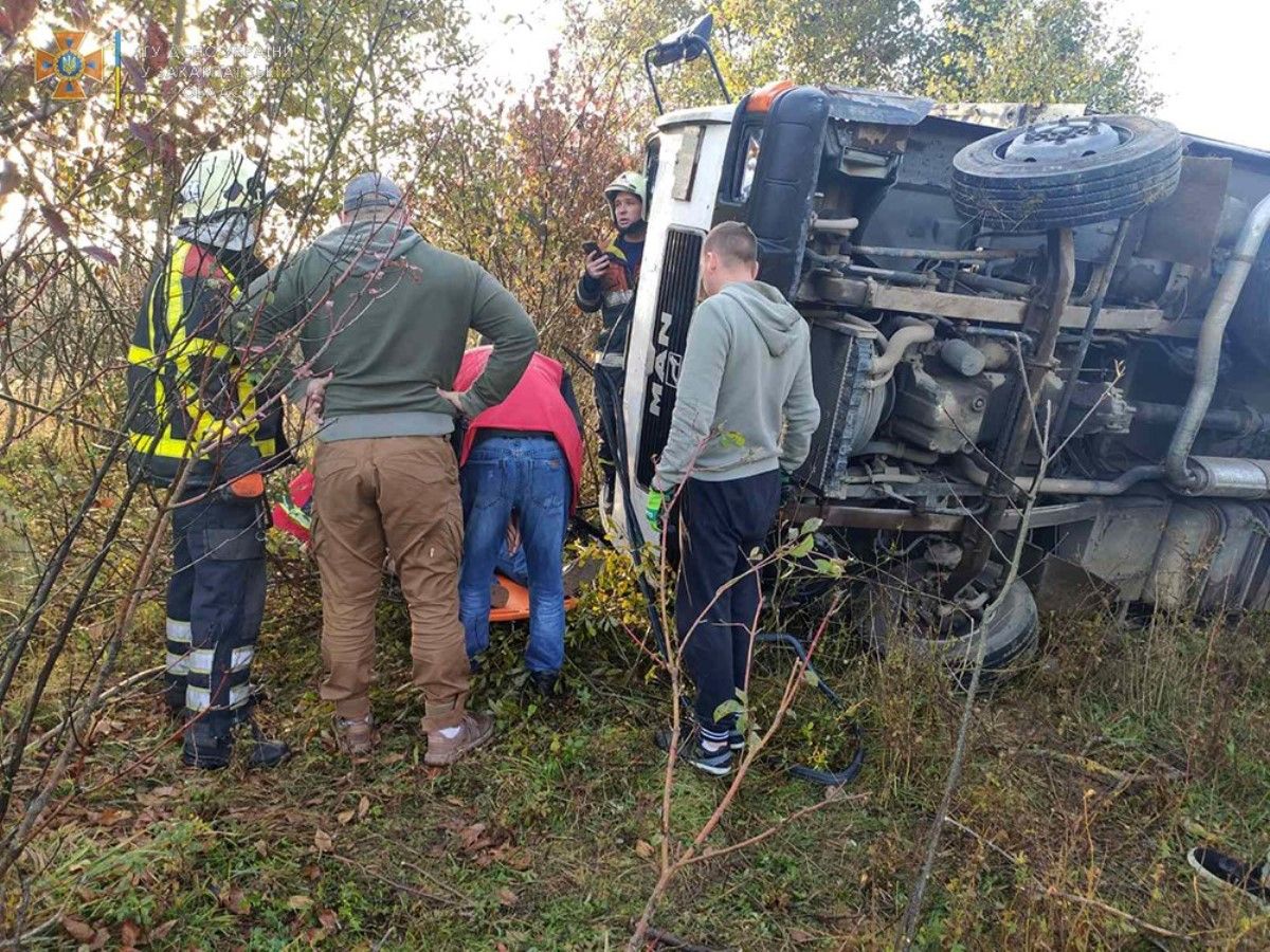 Внаслідок перекидання фури біля Хуста загинув 58-річний водій