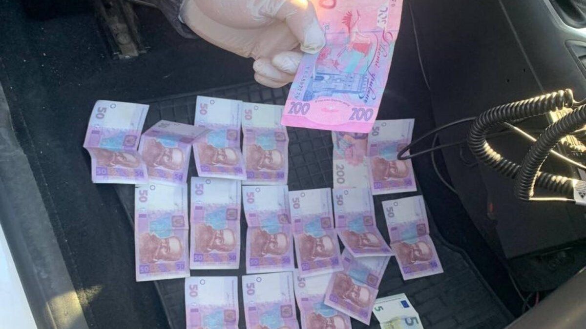 Водій чернівецького автобуса пропонував поліції 1 тис. грн за порушення карантину