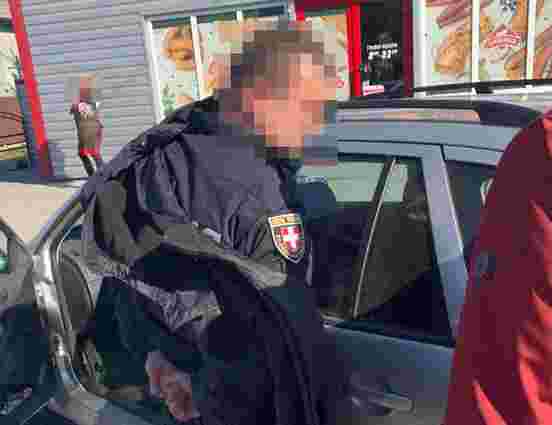 У Луцьку на гарячому затримали поліцейського, який продавав наркотики
