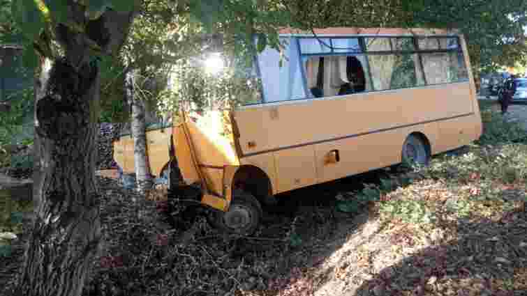 На Закарпатті 52-річний водій Audi врізався у шкільний автобус 