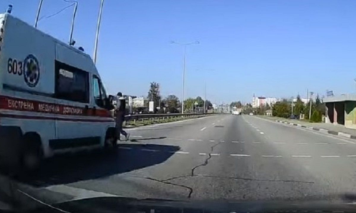 На трасі у Солонці біля Львова «швидка» збила чоловіка на переході