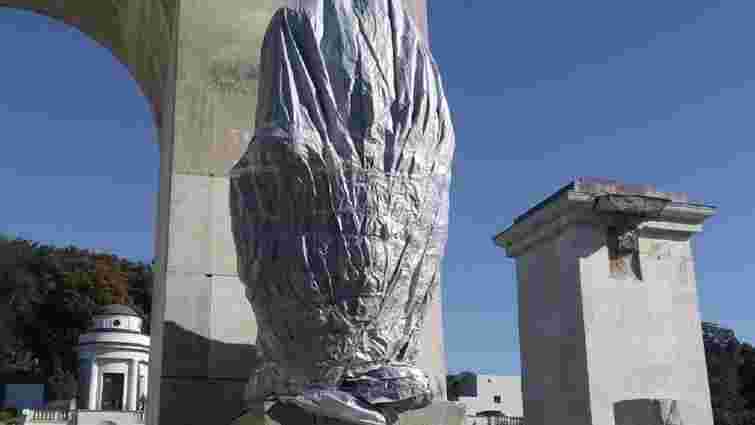 Сильний вітер відкрив скульптуру лева на польському військовому меморіалі у Львові