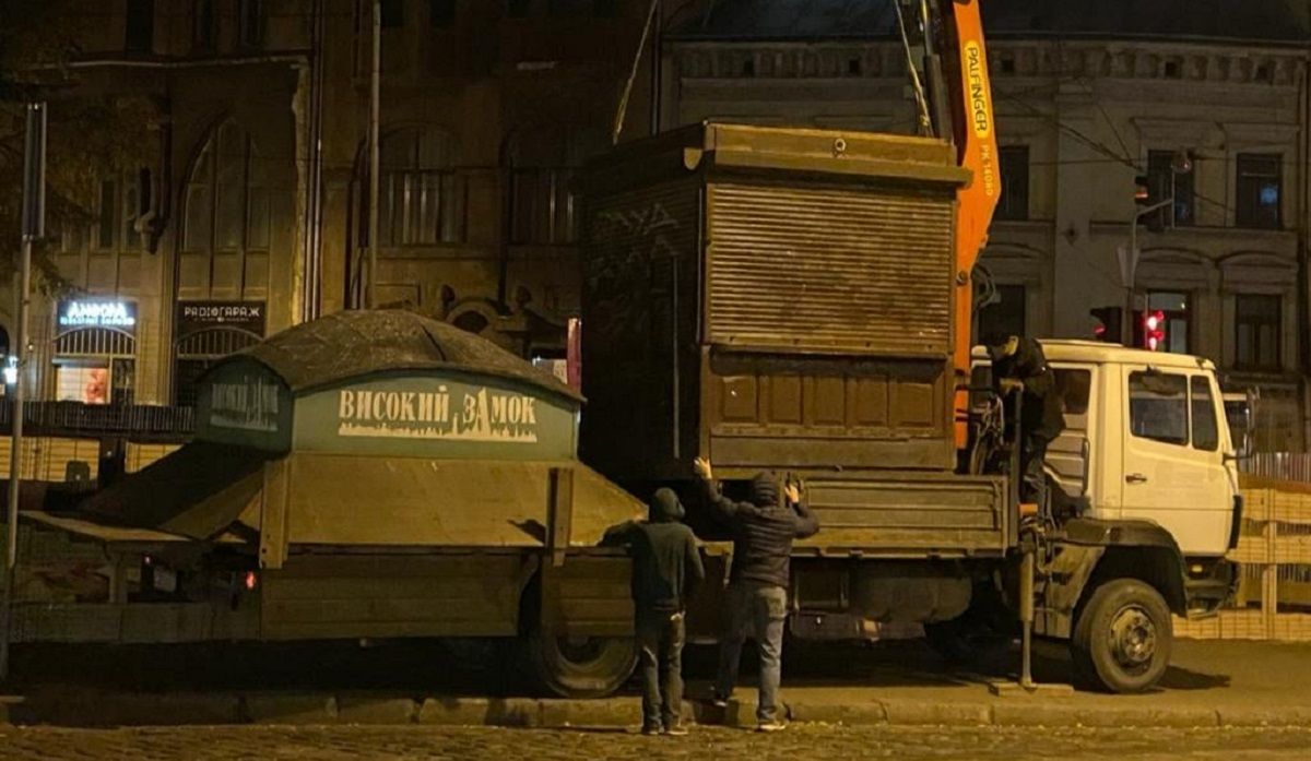 Власник кіоску у центрі Львова самостійно демонтував свій МАФ 
