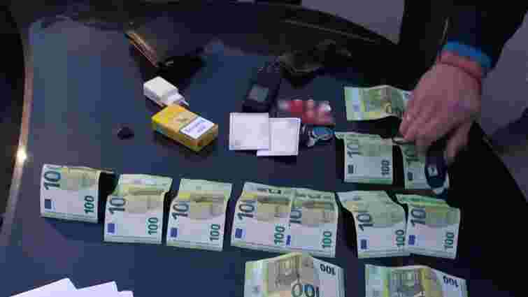ДБР затримало буковинського прикордонника на хабарі у 1200 євро