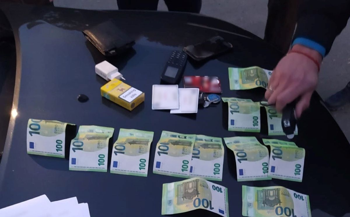 ДБР затримало буковинського прикордонника на хабарі у 1200 євро