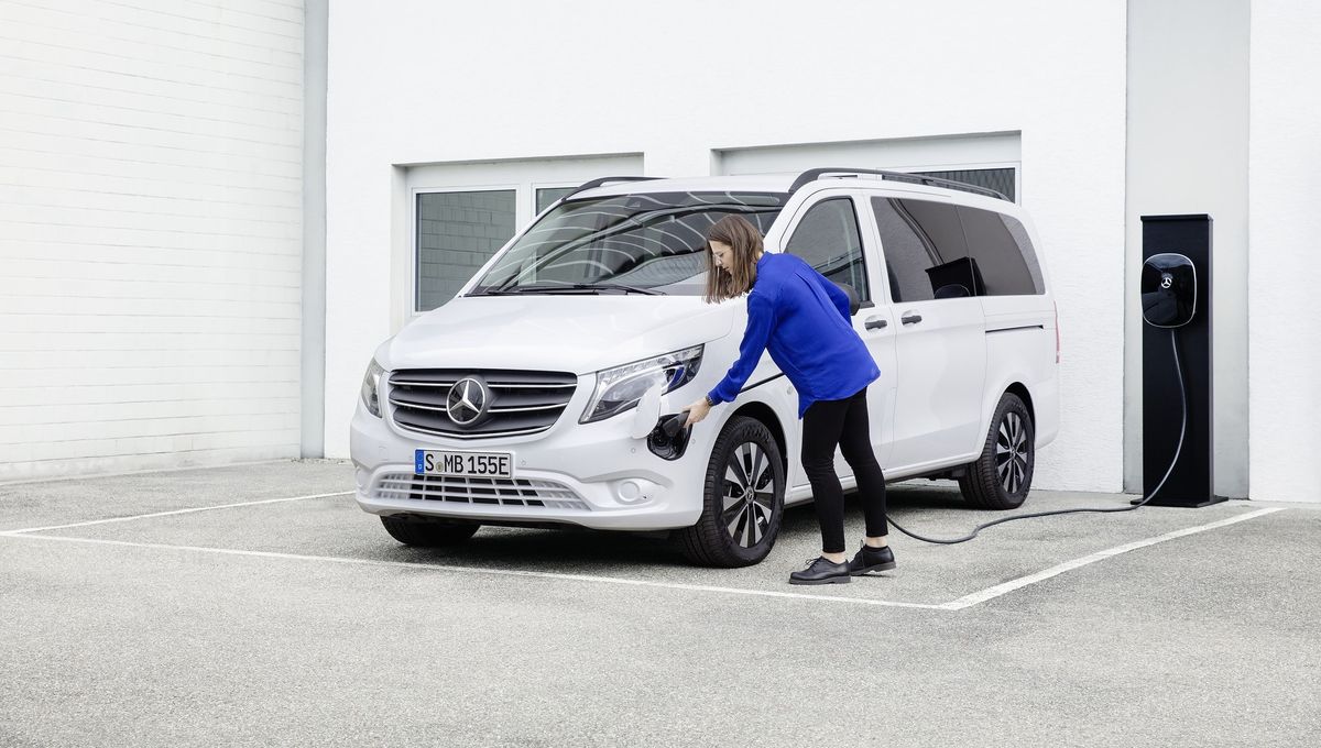 Mercedes-Benz почав продавати доступніші версії електричних мінівенів eVito та EQV
