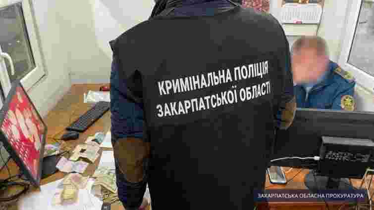 Закарпатського митника затримали на хабарі у 10 тис. грн