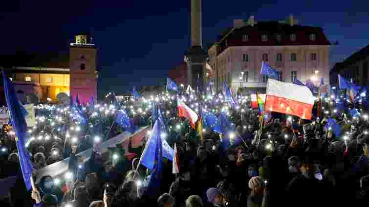 Тисячі поляків протестували проти рішення про пріоритет законів країни над правом ЄС