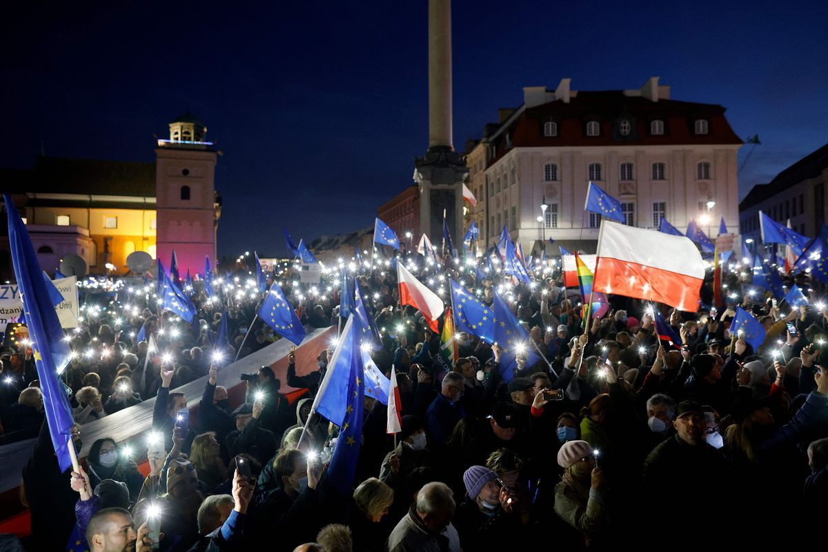 Тисячі поляків протестували проти рішення про пріоритет законів країни над правом ЄС
