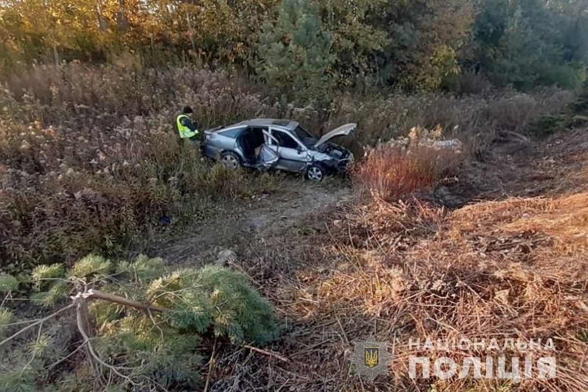 На дорозі до Кременця перевернулося авто з молодою сім'єю
