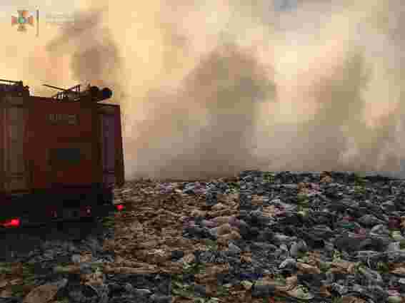 Рятувальники майже добу гасили вогонь на сміттєзвалищі на Закарпатті 
