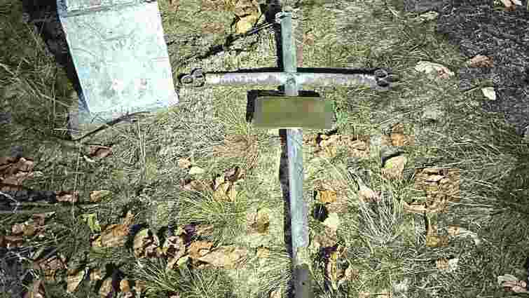 На сільському цвинтарі на Рівненщині з могил вирвали металеві хрести