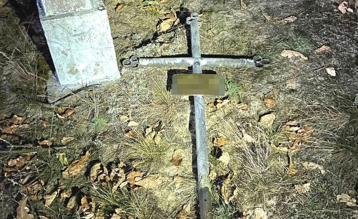 На сільському цвинтарі на Рівненщині з могил вирвали металеві хрести