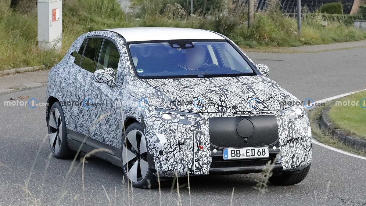 Електричний кросовер Mercedes-Benz EQE вже випробовують на дорогах