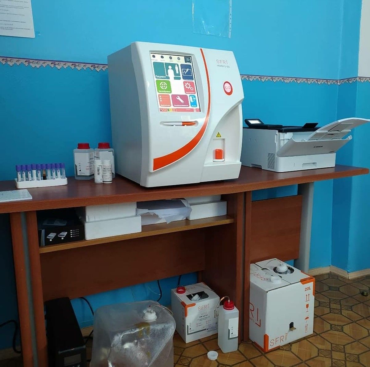 Сім'я хлопчика зі СМА купила аналізатор крові для лікарні на Тернопільщині