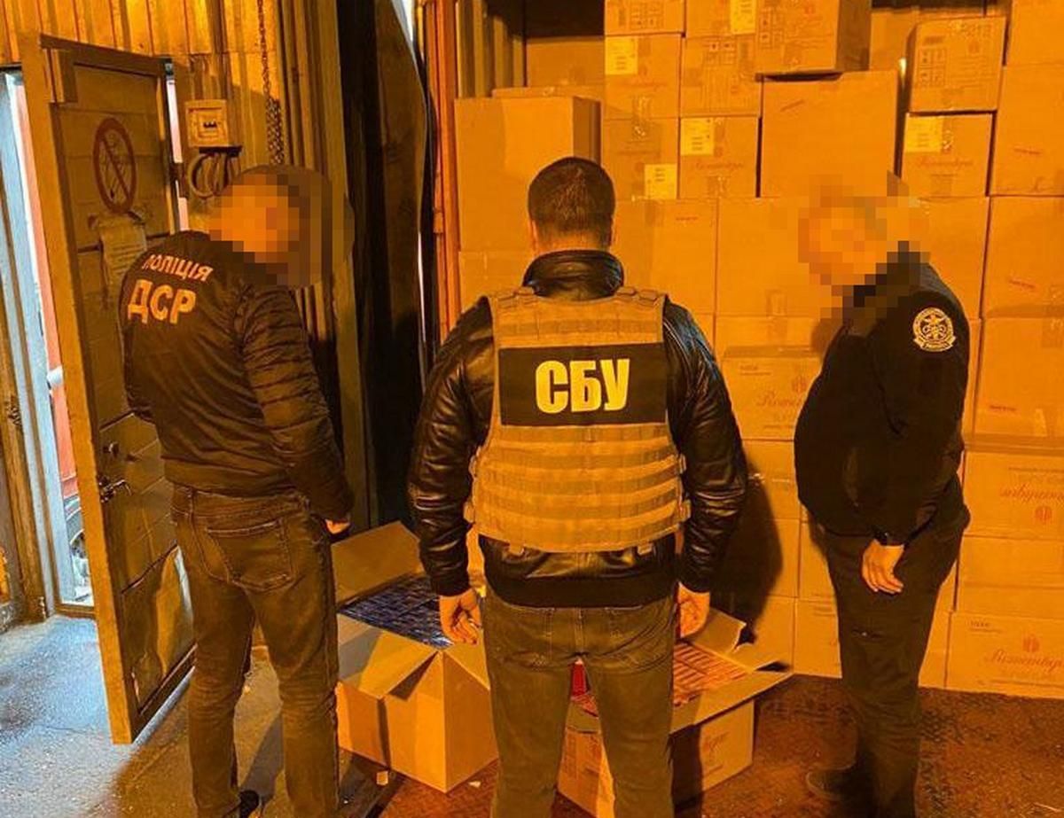 В Одесі намагалися ввезти цигарки на 13 млн грн під виглядом шин